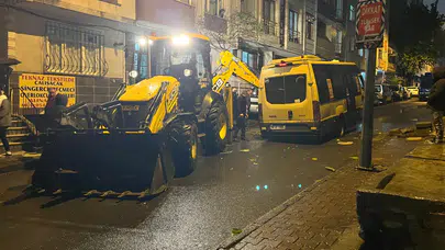 Küçükçekmece’de minibüs yağmur sonrası çöken yola düştü