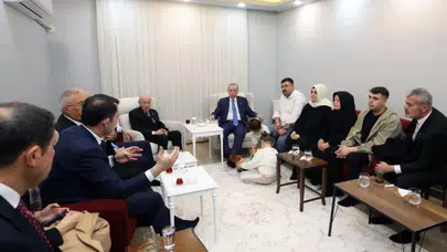 Cumhurbaşkanı Erdoğan, Hatay'da yeni evlerinde aileyi ziyaret etti