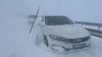 Sivas’ta tipi ve kar hayatı felç etti: Yollar kapanıyor, araçlar mahsur kalıyor