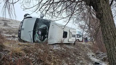 Sivas’ta öğrenci servisi devrildi!