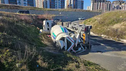 Tekirdağ’da virajı alamayan beton mikseri devrildi!