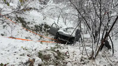 Sakarya'da otomobil şarampole devrildi: Yaralılar var