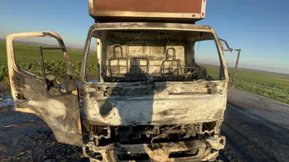 Tekirdağ'da yanan kamyonet demir yığınına döndü