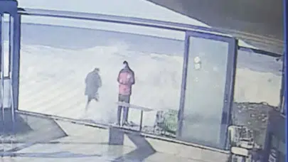 Artvin'de dev dalga tehlikesi: Vatandaş ölümden döndü