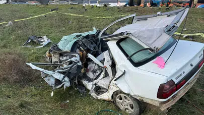 İzmir'de iki otomobil çarpıştı: 1 ölü, 1 yaralı!