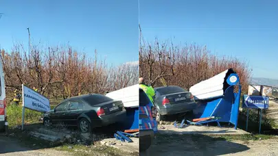 Mersin’de otomobil otobüs durağına çarptı: Kazada 2 kişi yaralandı