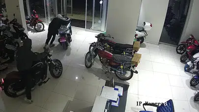 Adana’da 4 çocuk motosiklet galerisini soydu