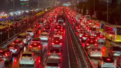 İstanbul'da trafik yoğunluğu yüzde 81 seviyesine yükseldi
