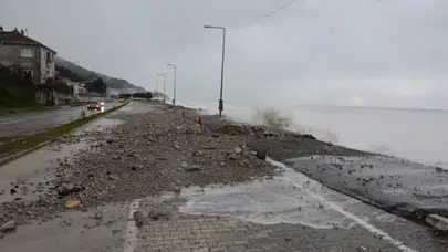 Kastamonu’da dev dalgalar sahili vurdu: Kaldırımlar zarar gördü