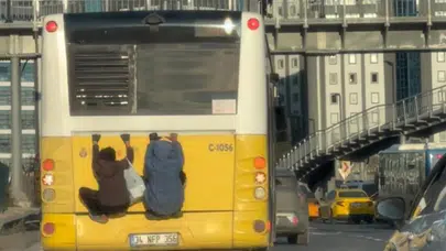 Beykoz'da İETT otobüsünün arkasına asılan 2 çocuk, trafiği tehlikeye attı