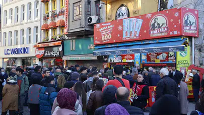 Eminönü’nde yılbaşı geleneği: Nimet Abla önünde milli piyango kuyruğu oluştu