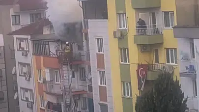 Manisa'da 5 katlı binada yangın: 6 kedi telef oldu, 2 kişi dumandan etkilendi!