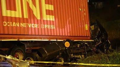 Tır demir yoluna uçtu: Sürücü hayatını kaybetti!