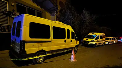 Denizli'de park halindeki minibüse pompalı tüfekle 3 el ateş açıldı!