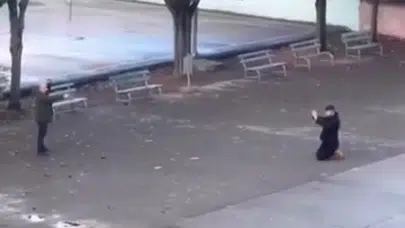 Lise bahçesinde korku dolu anlar: Kızını rahatsız eden genci rehin aldı