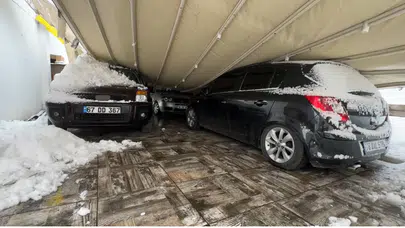 Karabük’te kar nedeniyle garaj çöktü: 3 araç zarar gördü