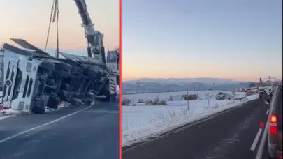 Diyarbakır'da buzlanma kazaya neden oldu: Tır devrildi, yol kapandı