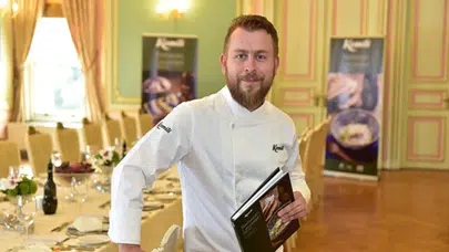 Ömür Akkor kimdir?