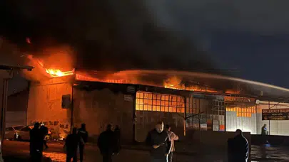 Hatay'da sanayi sitesinde yangın: 9 iş yeri ve 1 araç yandı