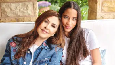 Ünlü şarkıcı Nilüfer’in kızı Ayşe Nazlı Yumlu nişanlandı