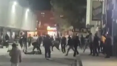 Erzincan’da çay ocağında kavga: Tabureler havada uçuştu