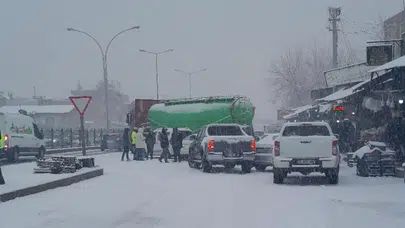 Diyarbakır'da kar yağışı zincirleme kazaya neden oldu: 5 araç birbirine girdi
