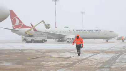 Kar yağışı uçuşları etkiledi: THY'nin 61 seferi iptal edildi