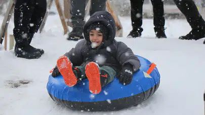 Bolu’da yoğun kar yağışı nedeniyle okullar 1 gün tatil edildi!