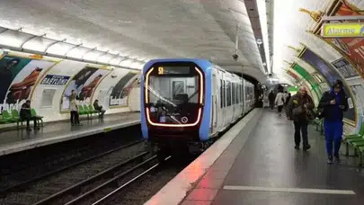 Paris metrosunda bıçaklı saldırı: Farklı istasyonlarda 3 kadını yaraladı!