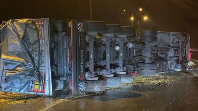 Osmaniye’de mısır yüklü kamyon devrildi: Sürücü yaralandı