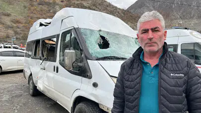 Artvin’de üzerine kaya düşen minibüs hurdaya döndü: Şoför dehşet anlarını anlattı