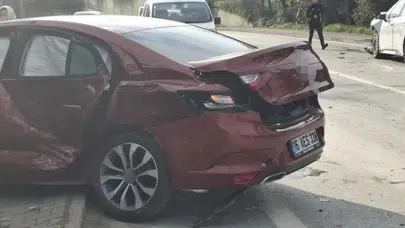 Sakarya'da iki otomobil çarpıştı: Yaralılar var