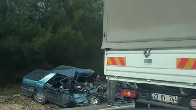 İzmir’de kamyonet ile otomobil çarpıştı: 2 ölü