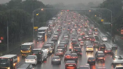İstanbul'da yağmur trafiği kitledi