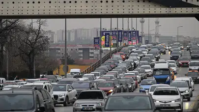 Ankara'da AVM yoğunluğu trafiği kilitledi: Sürücüler saatlerce yolda kaldı!