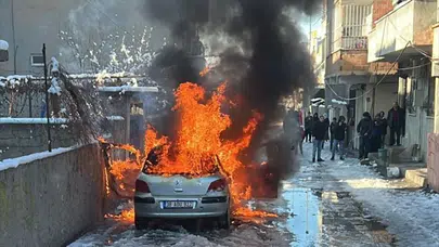 Batman'da korkutan yangın! Park halindeki otomobil alev alev yandı