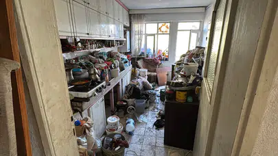 Karabük’te şoke eden görüntü: Ev ve bahçeden 10 kamyon çöp çıktı!