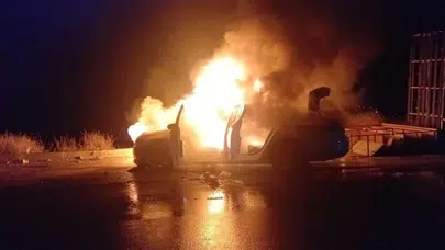 Çorum'da park halindeki otomobil alev alev yandı