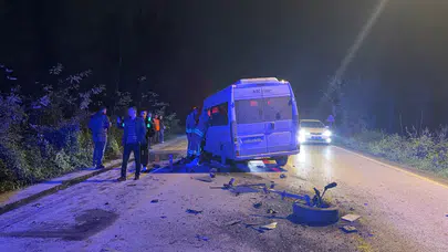 Düzce'de otomobil ve minibüs çarpıştı: 3 kişi yaralandı