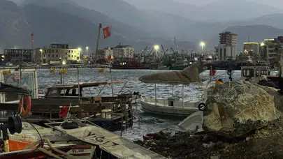 Hatay’da şiddetli fırtına nedeniyle 5 tekne ve 1 yat alabora oldu
