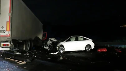 İzmir'de zincirleme trafik kazası: 1 ölü, 1 yaralı