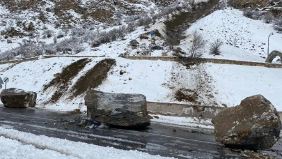 Van'da yamaçtan kopan dev kayalar yolu kapattı!