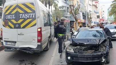 Antalya'da okul servisi ile otomobil çarpıştı!