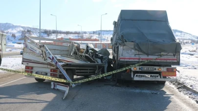 Kamyonet ile tır çarpıştı: 1 ölü, 1 yaralı