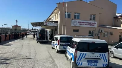 Annesini öldürdü, babasını yaraladı