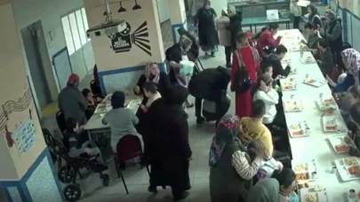 Kütahya'da Heimlich manevrası: Öğretmenin öğrencisinin hayatını kurtardığı anlar kamerada!