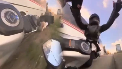 Edirne'de motosikletlinin ölümle burun buruna geldiği anlar! Az kalsın minibüsün altına giriyordu