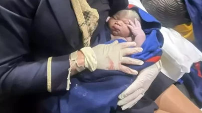 Uçakta doğum yapan kadının bebeğine verilen isim olay oldu!
