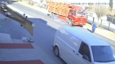 Şanlıurfa'da kamyonun çarptığı kadın can verdi! O anlar kamerada