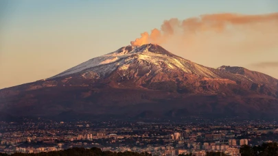 Etna Yanardağı'nda lav akışı yeniden başladı